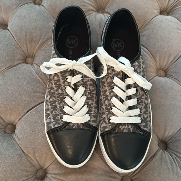Michael Kors Logo Sneakers NEW - Picture 2 of 5